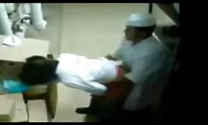 छात्रों को व्यापक सेक्सी मूवी हिंदी एचडी कंधों में दे ड्रेसिंग रूम