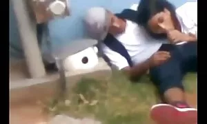 एक एचडी में सेक्सी फिल्म दिखाएं यात्री जो चालाकी से हुड में एक वेश्या को मार डाला